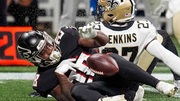 Mike Davis Fumble vs Saints